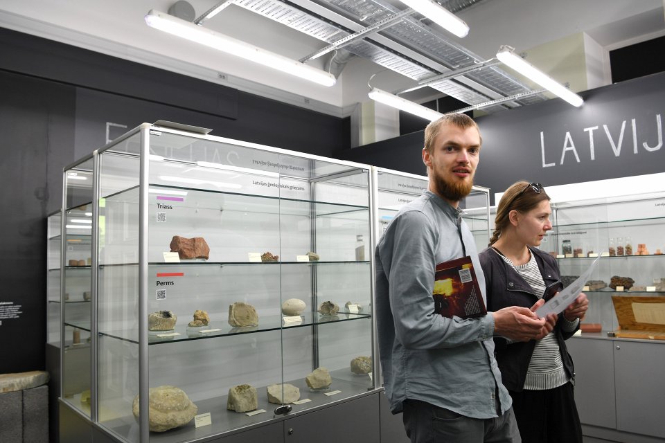 Muzeju nakts Latvijas Universitātē «Uzzini, dari un radi!». Apmeklētāju dalība foto orientēšanās spēlē “Kur paslēpušies dabas artefakti?”.