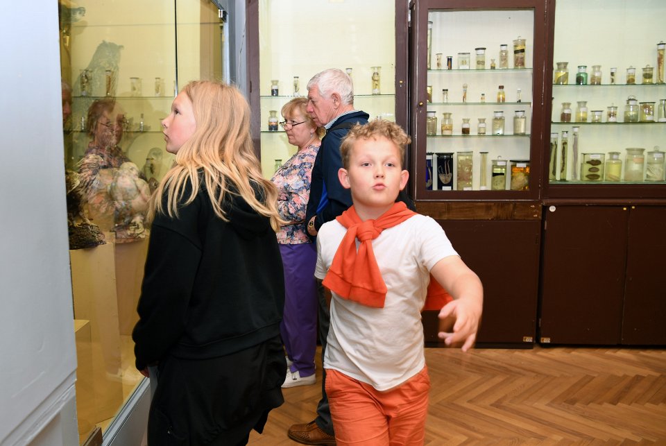 Muzeju nakts Latvijas Universitātē «Uzzini, dari un radi!». Apmeklētāju dalība foto orientēšanās spēlē “Kur paslēpušies dabas artefakti?”.