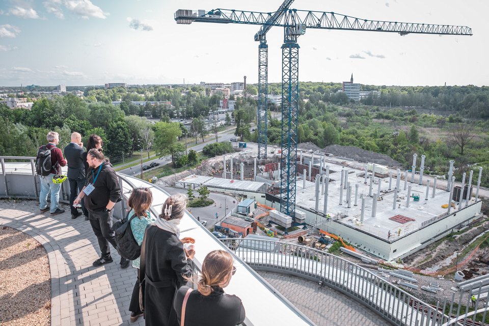 IN-HABIT projekta partneru vizīte Latvijas Universitātes Akadēmiskajā centrā. Rakstu mājas būvlaukums.