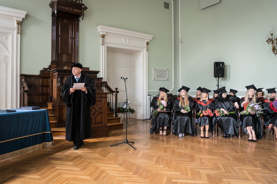 Uzturzinātnes maģistra studiju programmas absolventu izlaidums. Latvijas Universitātes prorektors dabas, tehnoloģiju un medicīnas zinātņu jomā prof. Valdis Segliņš.