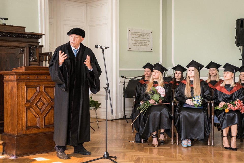 Uzturzinātnes maģistra studiju programmas absolventu izlaidums. Latvijas Universitātes prorektors dabas, tehnoloģiju un medicīnas zinātņu jomā prof. Valdis Segliņš.