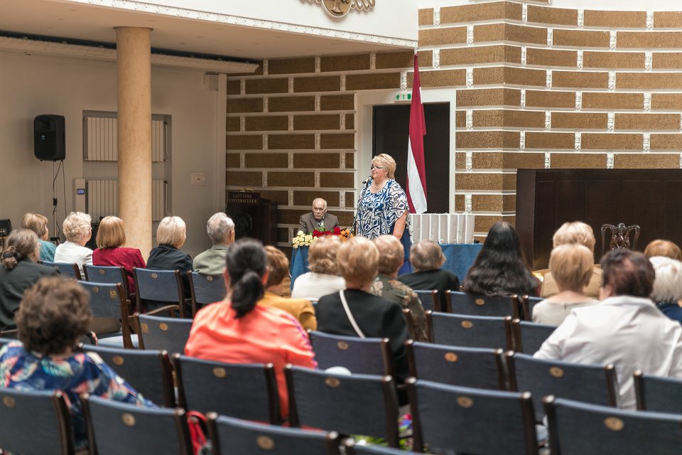 Latvijas Universitātes senioru jubilāru sveikšana. null