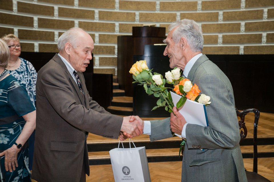 Latvijas Universitātes senioru jubilāru sveikšana. null