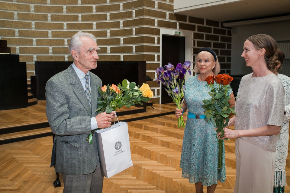 Latvijas Universitātes senioru jubilāru sveikšana. null