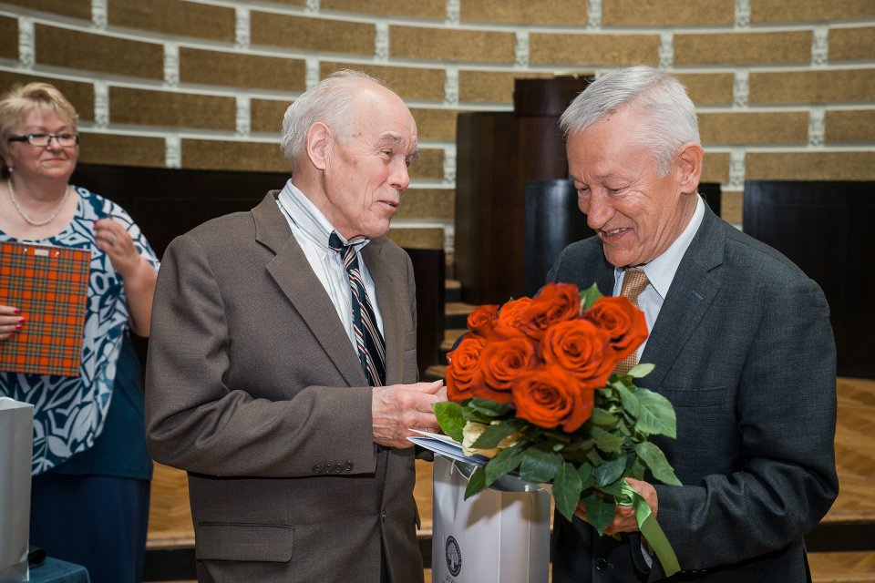 Latvijas Universitātes senioru jubilāru sveikšana. null