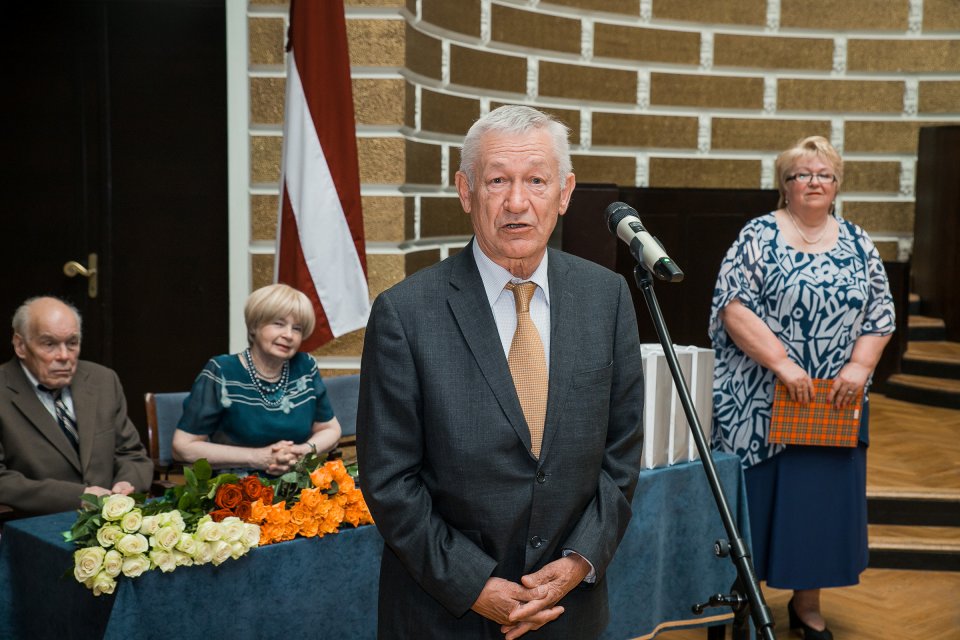 Latvijas Universitātes senioru jubilāru sveikšana. null