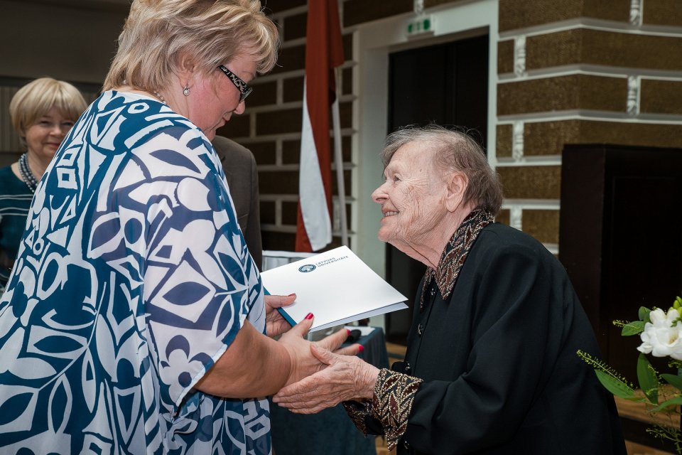 Latvijas Universitātes senioru jubilāru sveikšana. null