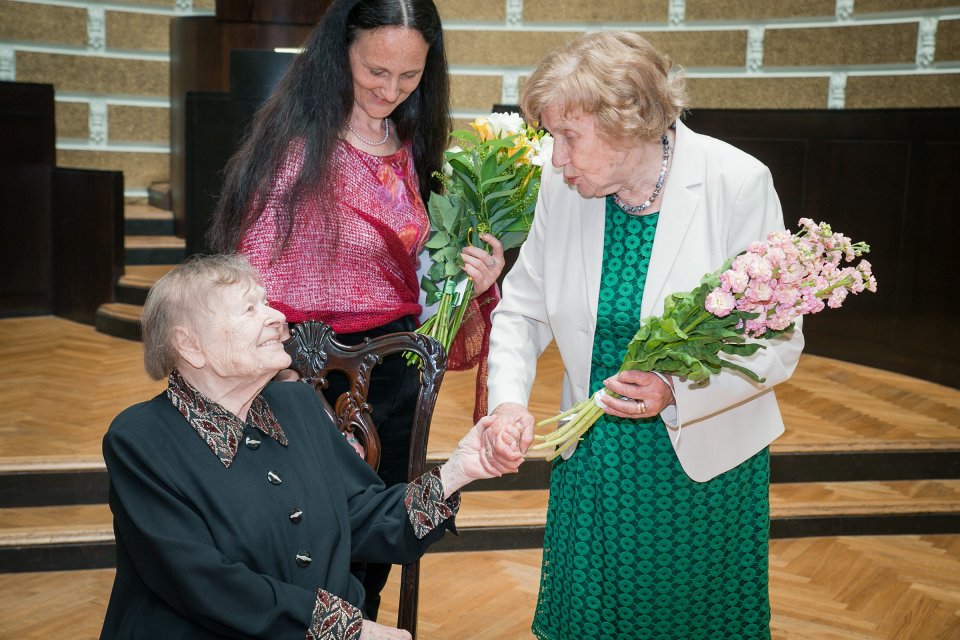 Latvijas Universitātes senioru jubilāru sveikšana. null