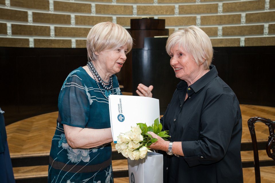 Latvijas Universitātes senioru jubilāru sveikšana. null