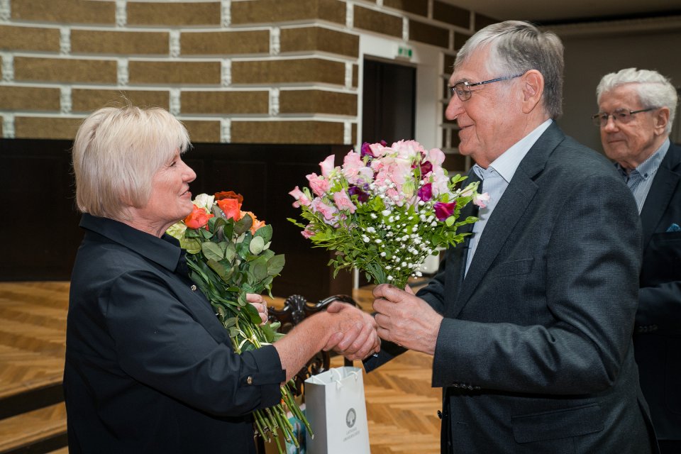 Latvijas Universitātes senioru jubilāru sveikšana. null