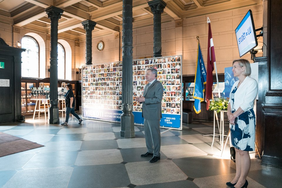 Fotoizstādes «Vienoti Latvijas Universitātē un Dziesmu un Deju svētkos» atklāšana. null