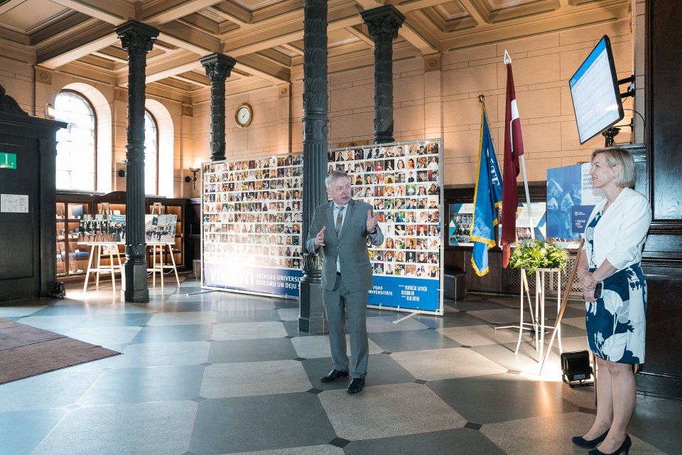 Fotoizstādes «Vienoti Latvijas Universitātē un Dziesmu un Deju svētkos» atklāšana. null