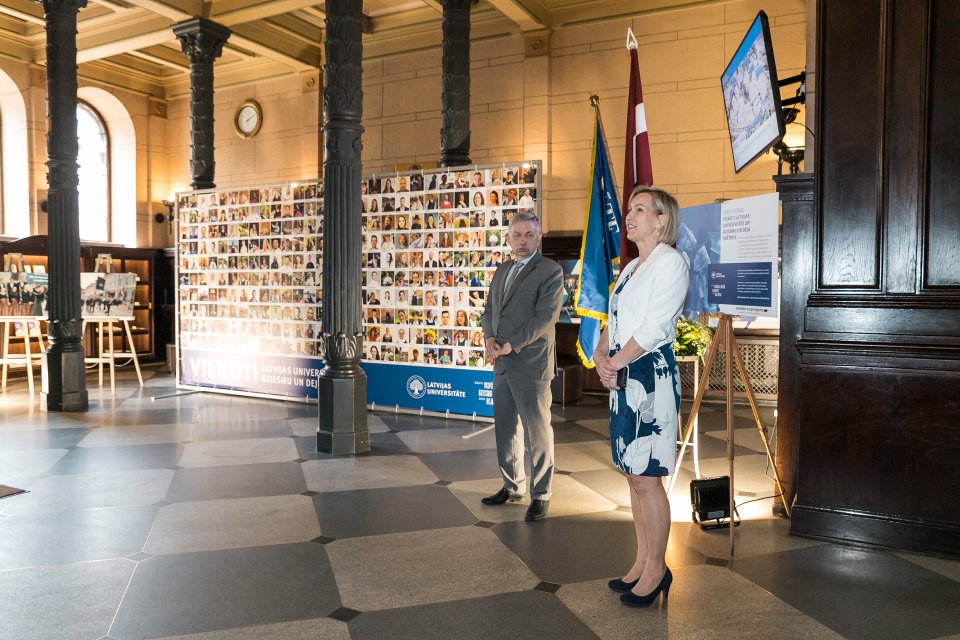 Fotoizstādes «Vienoti Latvijas Universitātē un Dziesmu un Deju svētkos» atklāšana. null