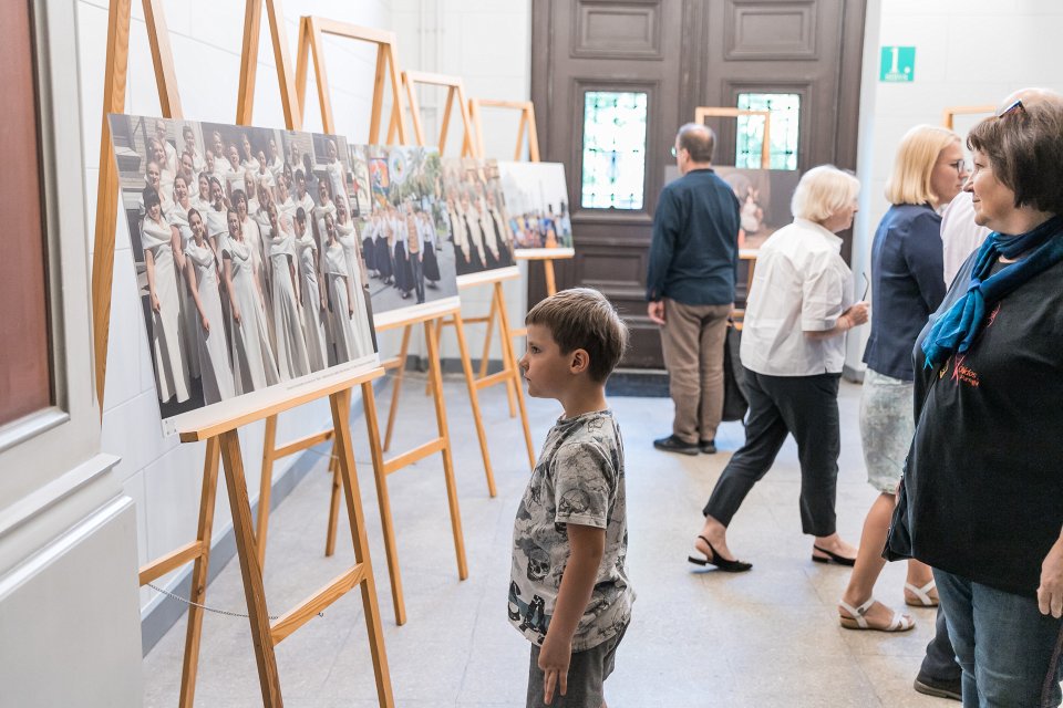 Fotoizstādes «Vienoti Latvijas Universitātē un Dziesmu un Deju svētkos» atklāšana. null