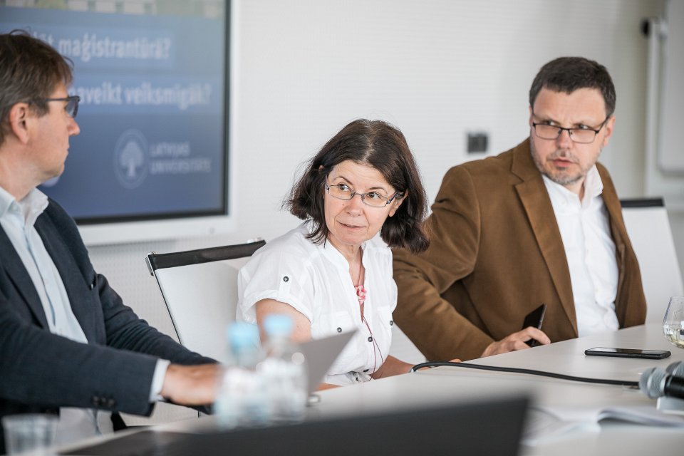 Diskusija par maģistrantūras studijām Latvijas Universitātē «No bakalaura uz maģistru». No kreisās:
Biznesa, vadības un ekonomikas fakultātes (BVEF) dekāns Gundars Bērziņš, 
Medicīnas fakultātes (MF) maģistra studiju programmas «Epidemioloģija un medicīniskā statistika» direktore Liliāna Civjāne, 
Sociālo zinātņu fakultātes (SZF) dekāns Jānis Ikstens.