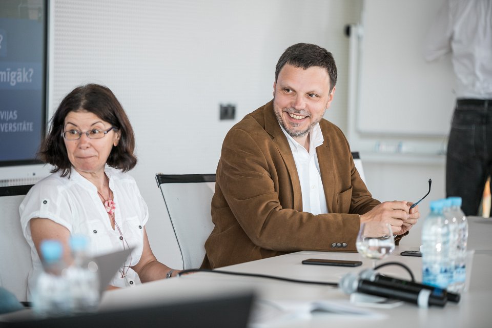 Diskusija par maģistrantūras studijām Latvijas Universitātē «No bakalaura uz maģistru». No kreisās:
Medicīnas fakultātes (MF) maģistra studiju programmas «Epidemioloģija un medicīniskā statistika» direktore Liliāna Civjāne, 
Sociālo zinātņu fakultātes (SZF) dekāns Jānis Ikstens.