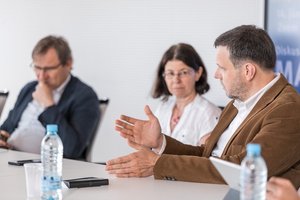 Diskusija par maģistrantūras studijām Latvijas Universitātē «No bakalaura uz maģistru». No kreisās:
Biznesa, vadības un ekonomikas fakultātes (BVEF) dekāns Gundars Bērziņš, 
Medicīnas fakultātes (MF) maģistra studiju programmas «Epidemioloģija un medicīniskā statistika» direktore Liliāna Civjāne, 
Sociālo zinātņu fakultātes (SZF) dekāns Jānis Ikstens.