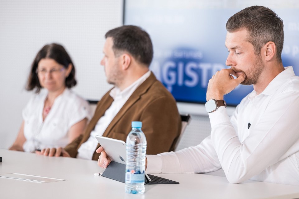 Diskusija par maģistrantūras studijām Latvijas Universitātē «No bakalaura uz maģistru». Diskusijas vadītājs, radio NABA ētera personība Artis Ozoliņš.