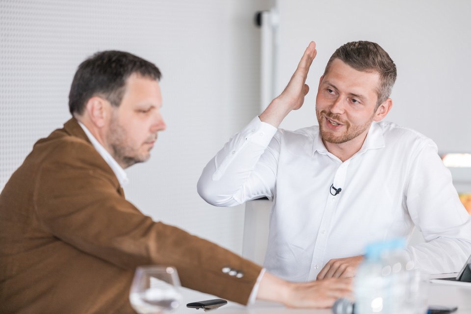 Diskusija par maģistrantūras studijām Latvijas Universitātē «No bakalaura uz maģistru». No kreisās:
Sociālo zinātņu fakultātes (SZF) dekāns Jānis Ikstens,
diskusijas vadītājs, radio NABA ētera personība Artis Ozoliņš.