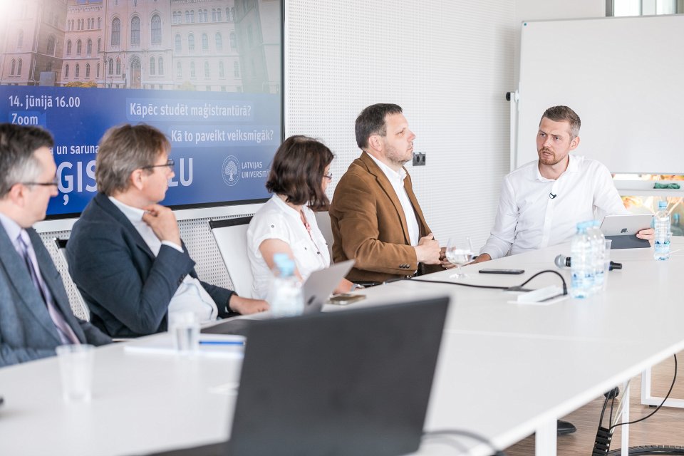 Diskusija par maģistrantūras studijām Latvijas Universitātē «No bakalaura uz maģistru». No kreisās:
Ķīmijas fakultātes (ĶF) dekāns Jāzeps Logins,
Biznesa, vadības un ekonomikas fakultātes (BVEF) dekāns Gundars Bērziņš, 
Medicīnas fakultātes (MF) maģistra studiju programmas «Epidemioloģija un medicīniskā statistika» direktore Liliāna Civjāne, 
Sociālo zinātņu fakultātes (SZF) dekāns Jānis Ikstens,
diskusijas vadītājs, radio NABA ētera personība Artis Ozoliņš.