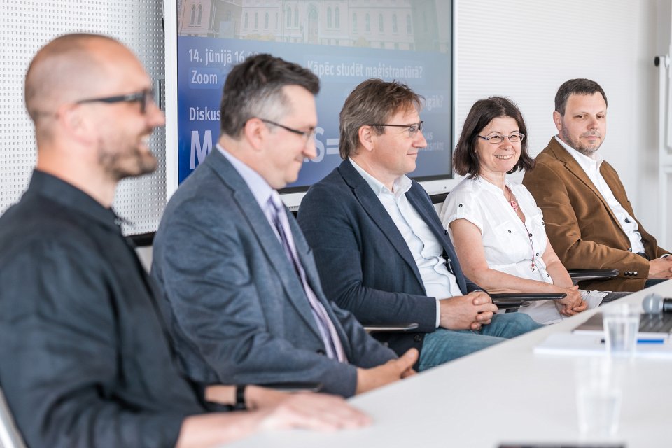 Diskusija par maģistrantūras studijām Latvijas Universitātē «No bakalaura uz maģistru». No kreisās:
pedagogs, Vēstures un filozofijas fakultātes (VFF) maģistrantūras students un autors satori.lv Mikus Solovejs,
Ķīmijas fakultātes (ĶF) dekāns Jāzeps Logins,
Biznesa, vadības un ekonomikas fakultātes (BVEF) dekāns Gundars Bērziņš, 
Medicīnas fakultātes (MF) maģistra studiju programmas «Epidemioloģija un medicīniskā statistika» direktore Liliāna Civjāne, 
Sociālo zinātņu fakultātes (SZF) dekāns Jānis Ikstens.