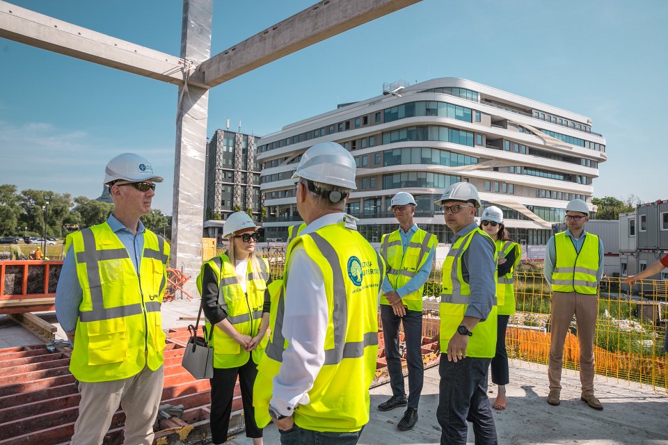 Luksemburgā bāzētās Eiropas Investīciju bankas (EIB) un Parīzē bāzētās Eiropas Padomes attsīstības bankas (EPAB) delegācijas vizīte Latvijas Universitātes akadēmiskajā centrā. null