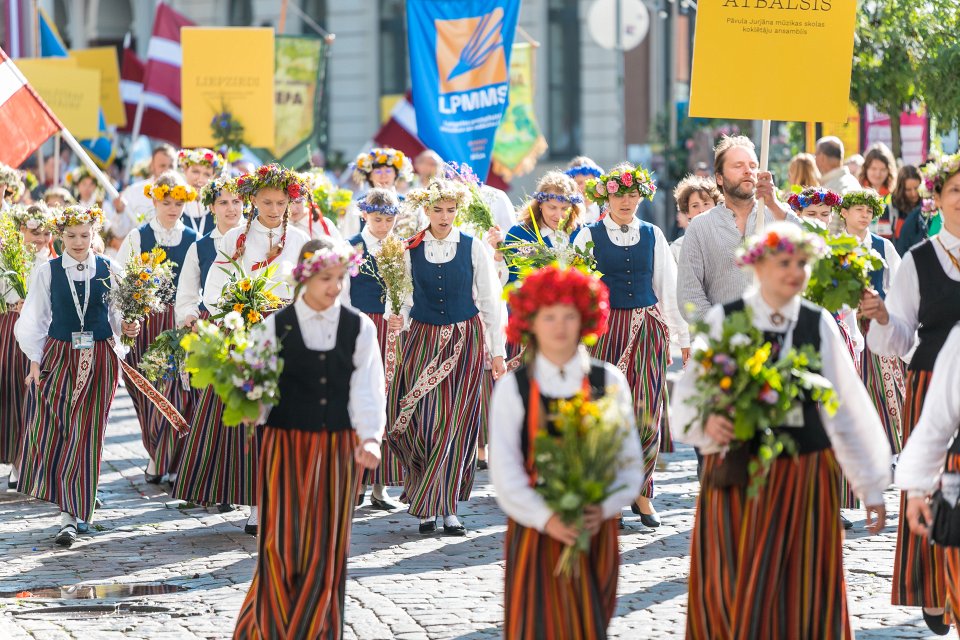 Dziesmu un deju svētku dalībnieku gājiens «Novadu dižošanās». null