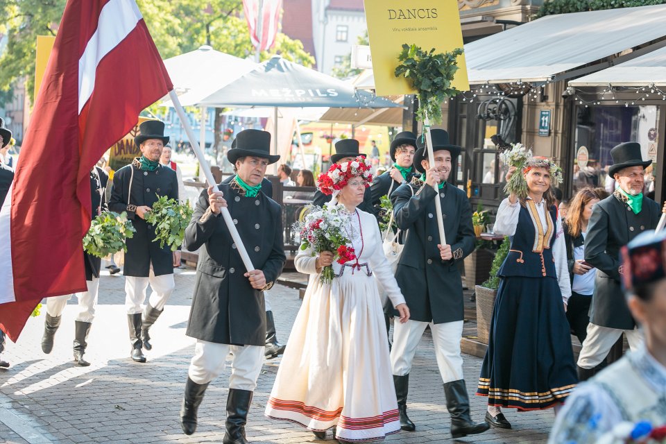 Dziesmu un deju svētku dalībnieku gājiens «Novadu dižošanās». Vīru vokālais ansamblis «Dancis».