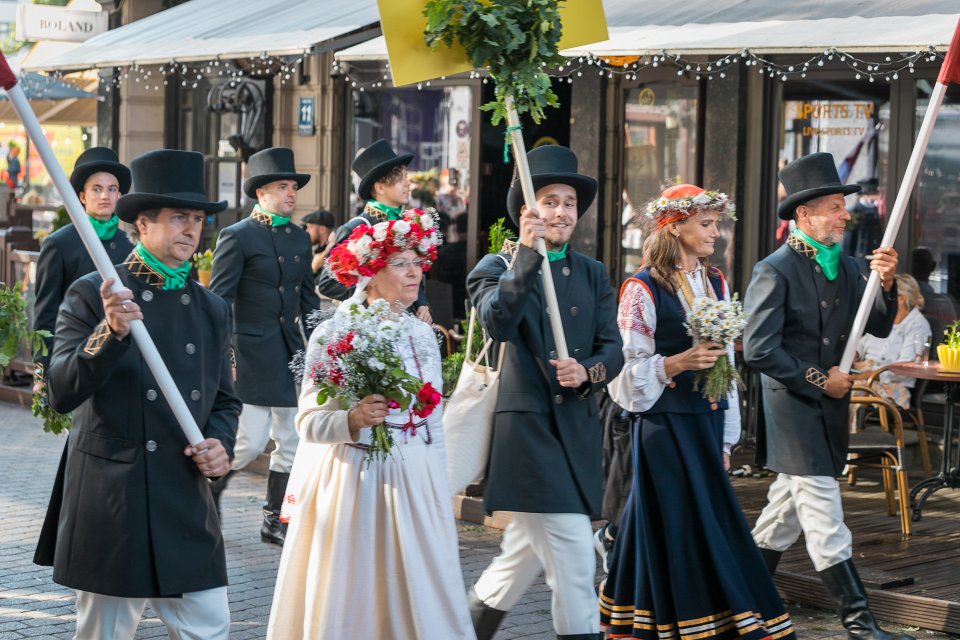 Dziesmu un deju svētku dalībnieku gājiens «Novadu dižošanās». Vīru vokālais ansamblis «Dancis».