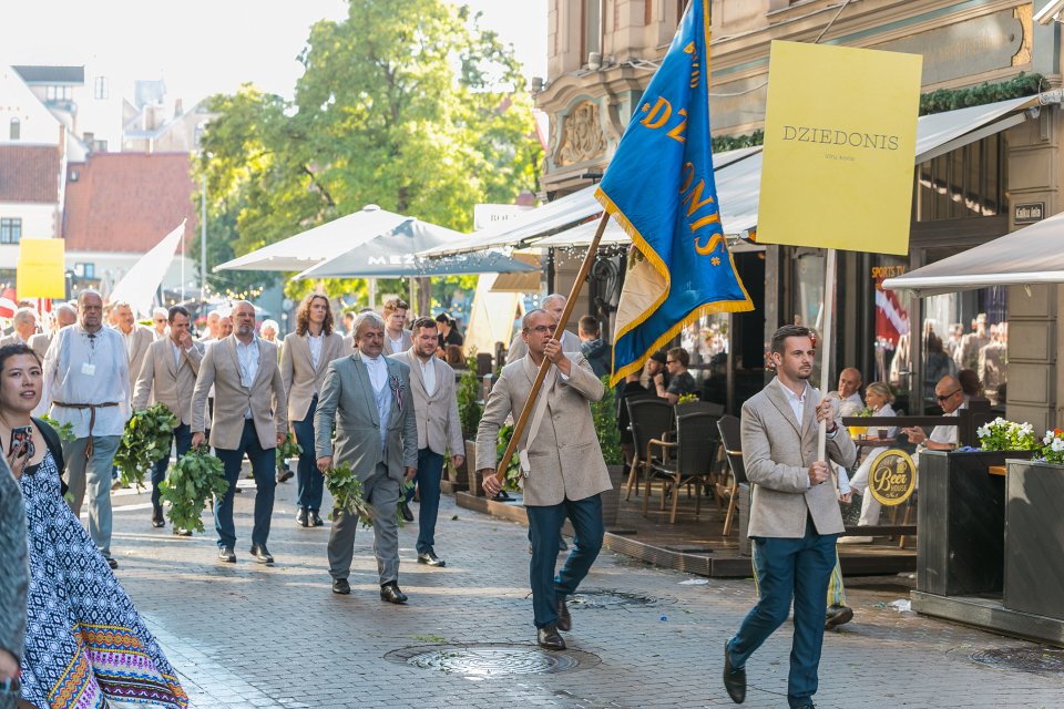 Dziesmu un deju svētku dalībnieku gājiens «Novadu dižošanās». null