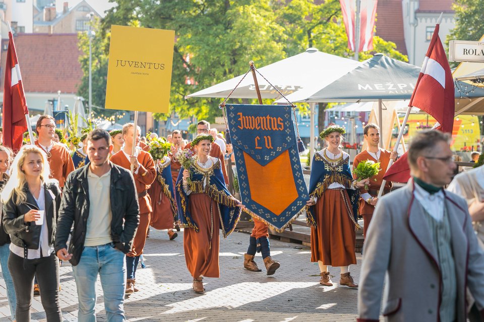 Dziesmu un deju svētku dalībnieku gājiens «Novadu dižošanās». null