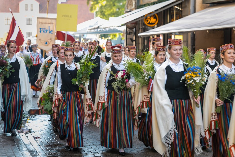 Dziesmu un deju svētku dalībnieku gājiens «Novadu dižošanās». null