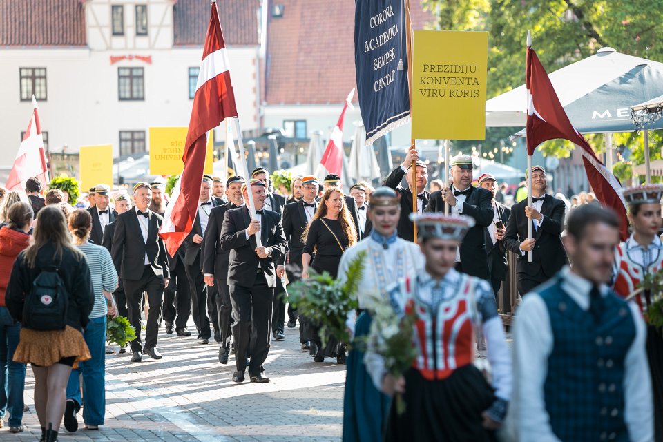 Dziesmu un deju svētku dalībnieku gājiens «Novadu dižošanās». Prezidiju konventa vīru koris.