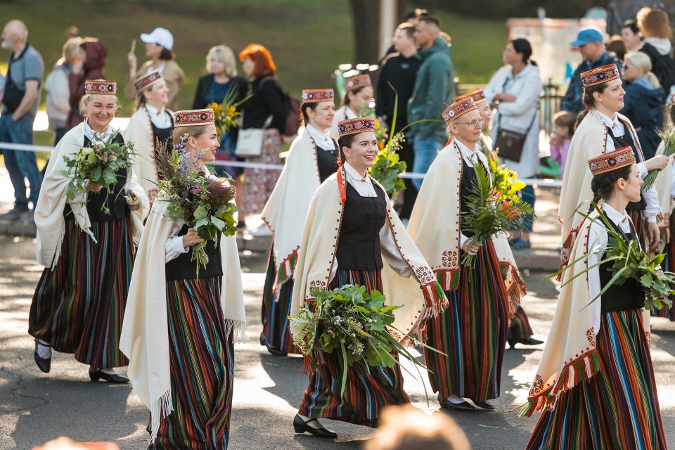 Dziesmu un deju svētku dalībnieku gājiens «Novadu dižošanās». null