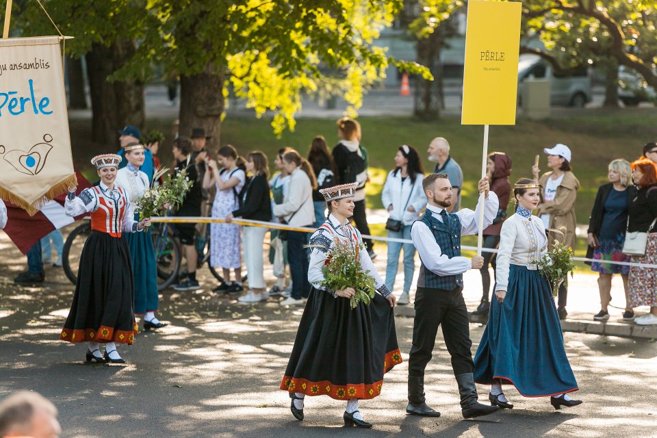 Dziesmu un deju svētku dalībnieku gājiens «Novadu dižošanās». null