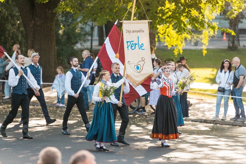 Dziesmu un deju svētku dalībnieku gājiens «Novadu dižošanās». null